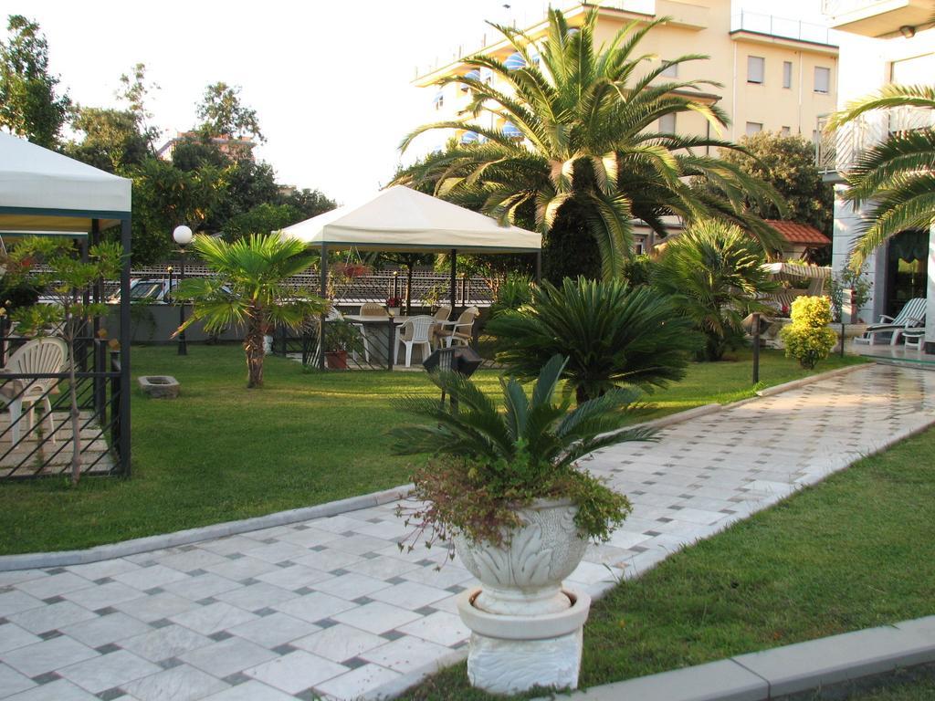 Hotel Smeraldo Lido di Camaiore Buitenkant foto